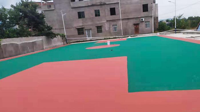 臺山市鎮(zhèn)衡村村委會放鞭炮喜迎丙烯酸球場鋪設(shè)籃球架進村